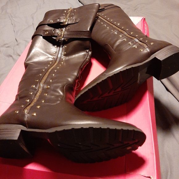 Boots - Picture 3 of 3